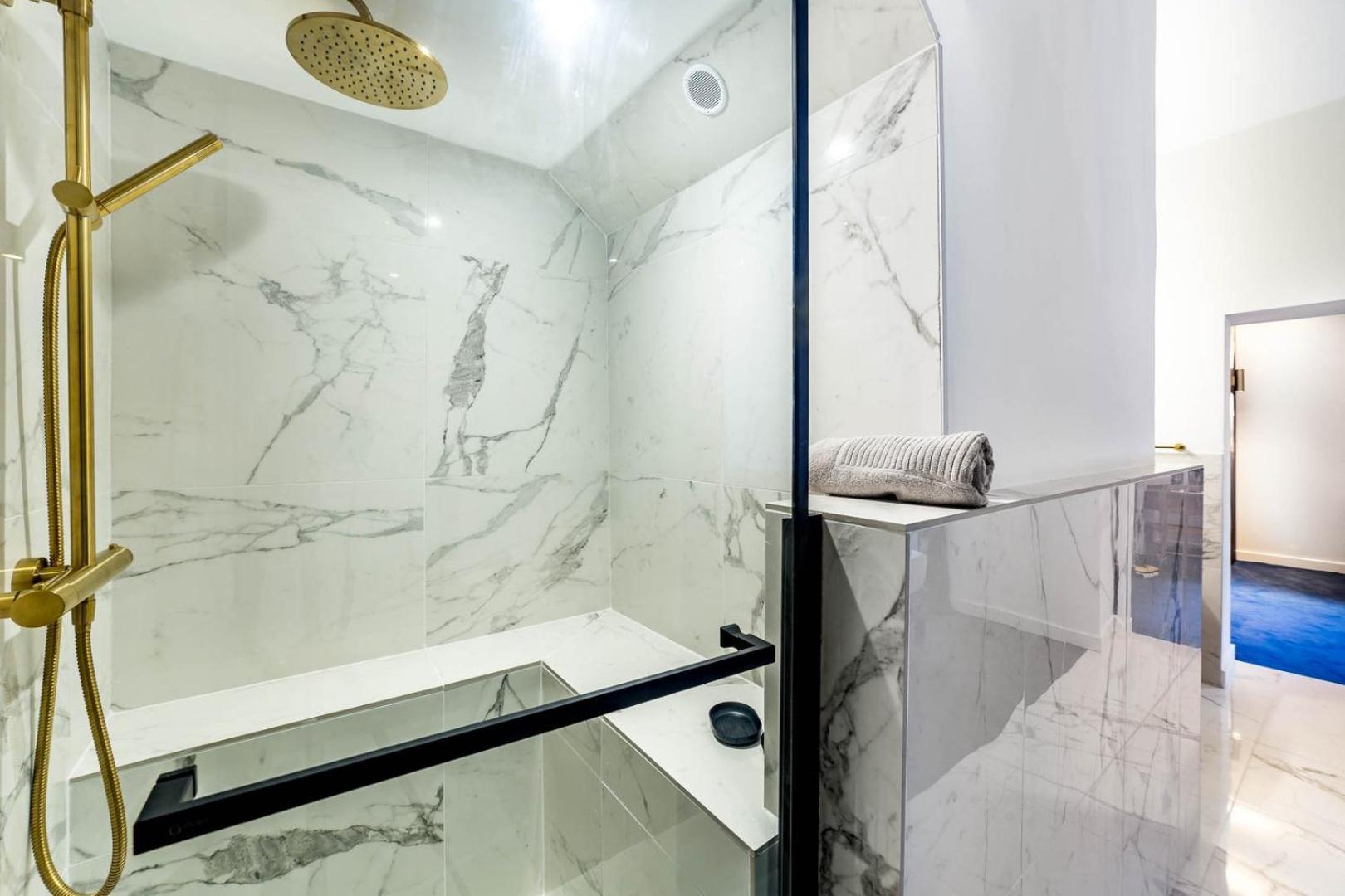 High-End Apartment Overlooking The Quays Ail Lyon Ngoại thất bức ảnh